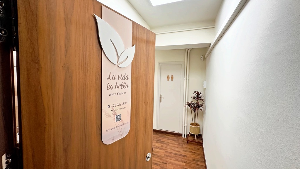 Entrada del centro de estética La vida es bella en Igualada